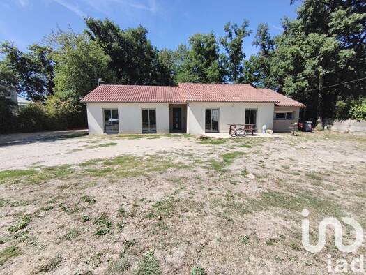 Maison de plain-pied à vendre 159 000 € 5 pièces 4 chambres 141 m² 1 740 m² de terrain Gourgé 79200