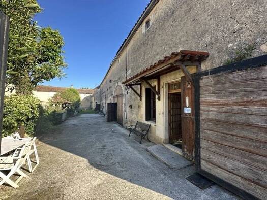 Maison à vendre 129 600 € 3 pièces 1 chambre 140 m² 677 m² de terrain Courcome 16240