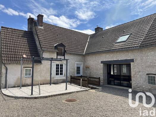 Maison à vendre 249 000 € 8 pièces 5 chambres 225 m² 667 m² de terrain Vornay 18130