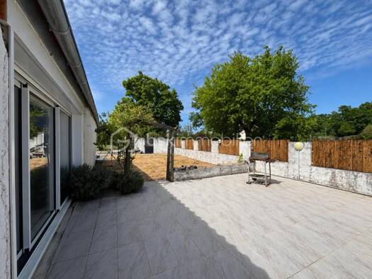 Maison à vendre 275 000 € 6 pièces 4 chambres 150 m² 1 930 m² de terrain Montaigu-Vendée 85600
