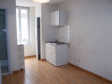 Appartement à louer 370 € 1 pièce 17 m² Étage 1/2 Vichy 03200