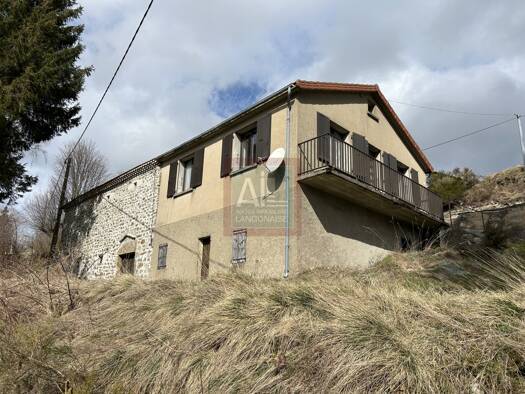 Maison de plain-pied à vendre 115 000 € 3 pièces 2 chambres 54 m² 1 650 m² de terrain St Etienne de Lugdares 07590