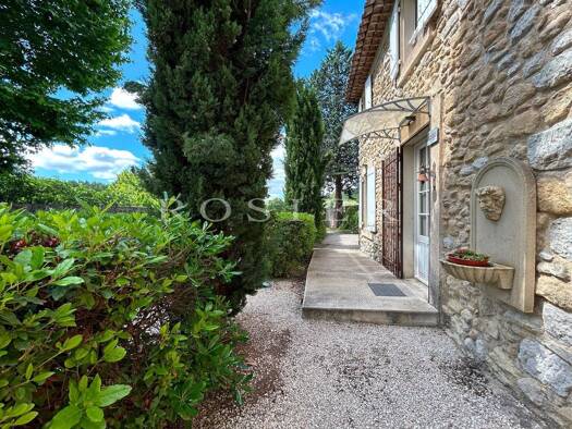 Maison à vendre 1 770 000 € 7 chambres 496 m² 122 000 m² de terrain disponible dès maintenant Mormoiron 84570