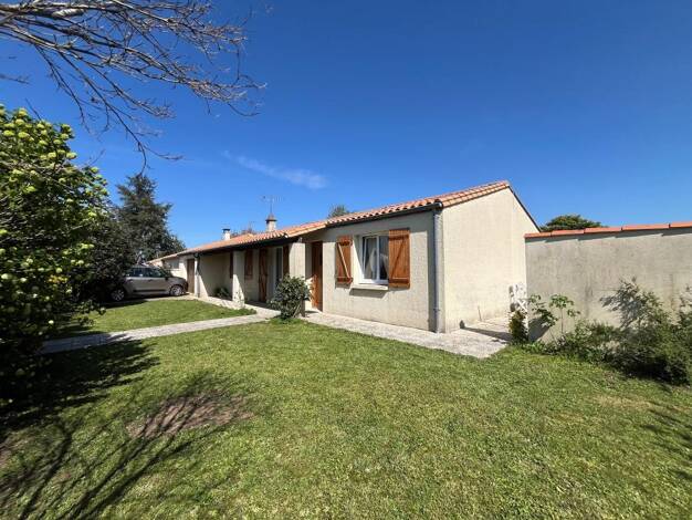Maison de plain-pied à vendre 267 750 € 5 pièces 4 chambres 120 m² 602 m² de terrain Magné 79460