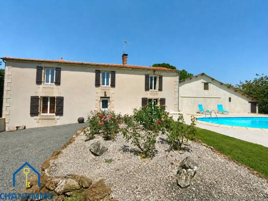 Maison à vendre 318 000 € 7 pièces 4 chambres 188,04 m² 3 687 m² de terrain Saint-Jean-d'Hermine 85210