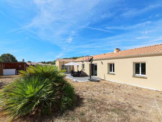 Maison de plain-pied à vendre 249 000 € 5 pièces 4 chambres 115,3 m² 690 m² de terrain Saint-Étienne-du-Bois 85670