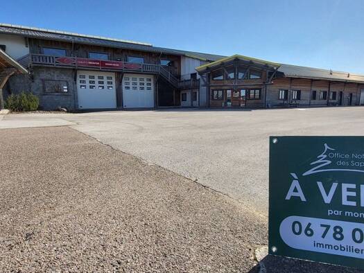 Local commercial à vendre 2 900 000 € 8 400 m² de surface de vente Frasne 25560