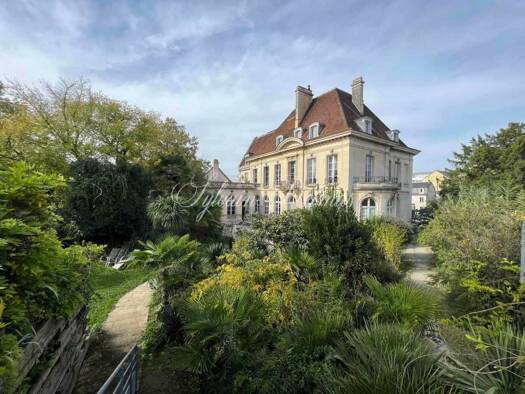 Demeure à vendre 1 790 000 € 25 pièces 19 chambres 2 000 m² 4 500 m² de terrain Centre Sud Châtellerault 86100