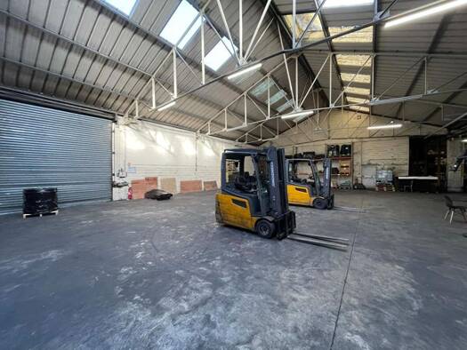 Entrepôt à vendre 1 797 000 € 5 400 m² d'espace de stockage Saint-Vaast-de-Longmont 60410