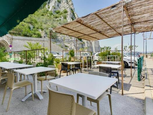 Bar / Café à vendre Fonds de commerce 446 000 € 869 m² d'espace de restauration Sisteron 04200
