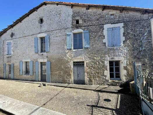 Maison à vendre 80 300 € 4 pièces 1 chambre 122 m² 440 m² de terrain Aigre 16140