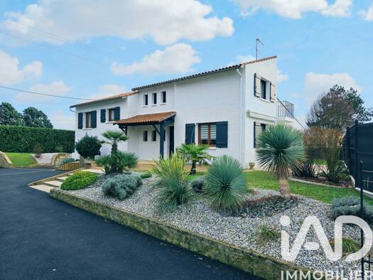 Maison à vendre 374 000 € 6 pièces 3 chambres 175,66 m² 1 372 m² de terrain Saint-Martin-la-Pallu 86380