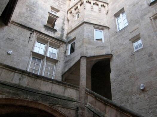 Appartement à louer 510 € 2 pièces 1 chambre 55 m² Étage 3/3 Centre Ville Pézenas 34120