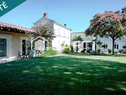 Ferme à vendre 439 800 € 12 pièces 8 chambres 221 m² 1 416 m² de terrain Bourg-Charente 16200
