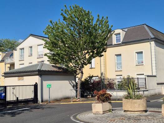 Appartement à vendre 168 000 € 2 pièces 1 chambre 40 m² Étage 2/2 Leclerc-Centre Ouest Brie Comte Robert 77170