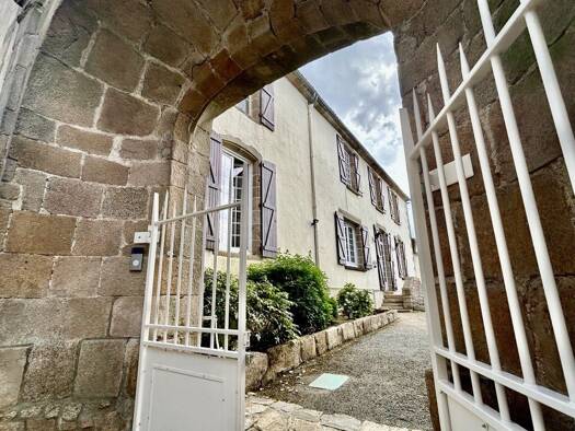 Maison à vendre 290 000 € 6 pièces 4 chambres 197 m² 425 m² de terrain Mortagne-sur-Sèvre 85290