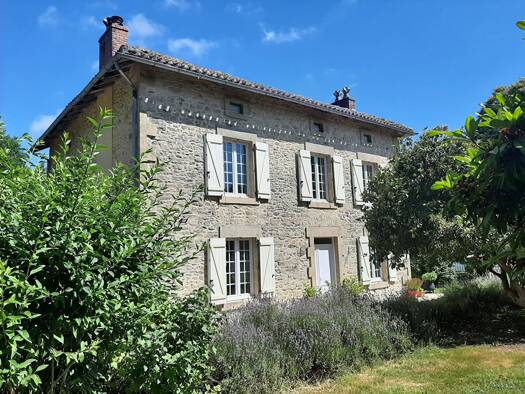 Maison à vendre 244 700 € 7 pièces 4 chambres 160 m² 8 685 m² de terrain Peyrilhac 87510