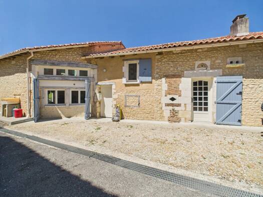 Maison à vendre 315 000 € 7 pièces 4 chambres 161 m² 1 146 m² de terrain Salles-Lavalette 16190