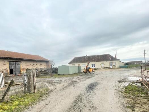Ferme à vendre 135 000 € 3 pièces 2 chambres 94 m² 55 989 m² de terrain Le Pin 03130