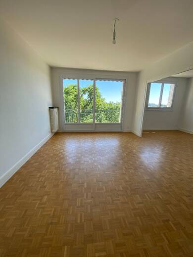 Appartement à louer 1 000 € 4 pièces 2 chambres 64 m² Étage 4/10 Nantes 44300