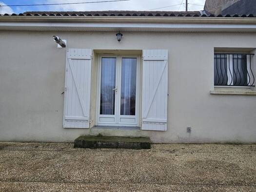 Maison de plain-pied à vendre 139 000 € 4 pièces 2 chambres 77 m² 281 m² de terrain Saint-Laurent-des-Vignes 24100