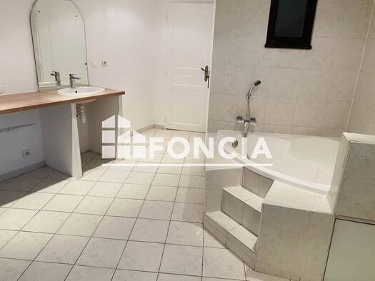 Appartement à louer 823 € 3 pièces 2 chambres 89,7 m² 2ème étage Centre Ville Clermont-l'Hérault 34800