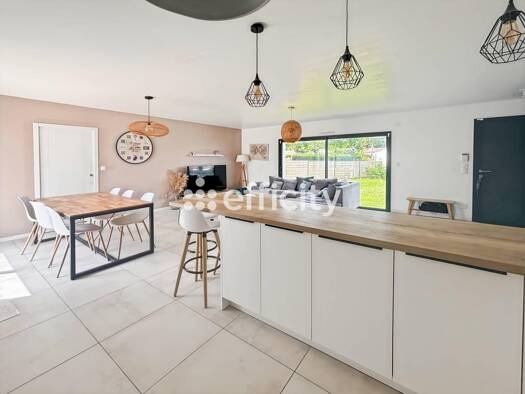 Maison de plain-pied à vendre 371 000 € 5 pièces 4 chambres 130 m² 1 200 m² de terrain Saint-André-de-Lidon 17260