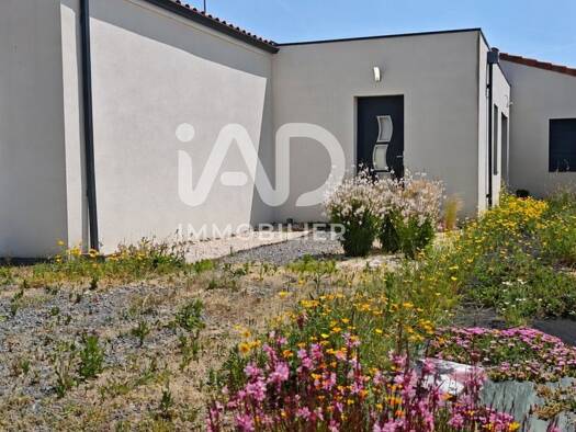 Maison de plain-pied à vendre 213 000 € 4 pièces 3 chambres 98 m² 400 m² de terrain Charzais Fontenay-le-Comte 85200