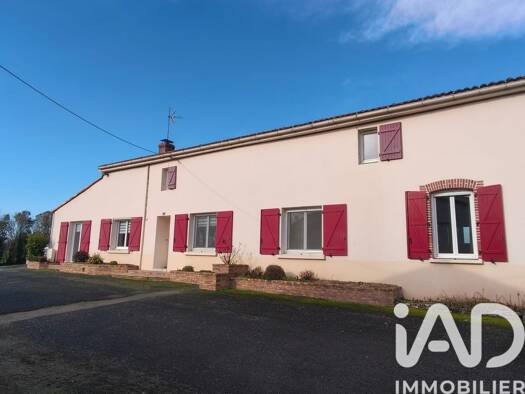 Maison à vendre 410 000 € 8 pièces 5 chambres 211 m² 3 107 m² de terrain Les Brouzils 85260