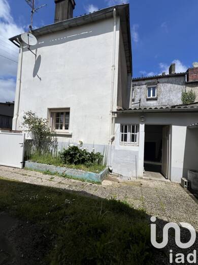 Maison de ville à vendre 90 000 € 4 pièces 2 chambres 81 m² 128 m² de terrain La Châtaigneraie 85120