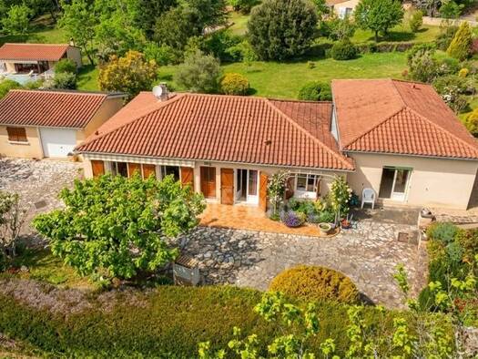 Maison de plain-pied à vendre 277 985 € 6 pièces 3 chambres 154 m² 2 582 m² de terrain Vitrac 24200