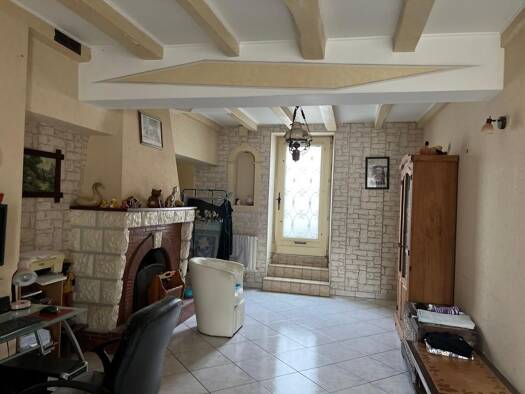 Maison de ville à vendre 149 800 € 6 pièces 5 chambres 250 m² 952 m² de terrain Sud Saint-Jean-d'Angély 17400