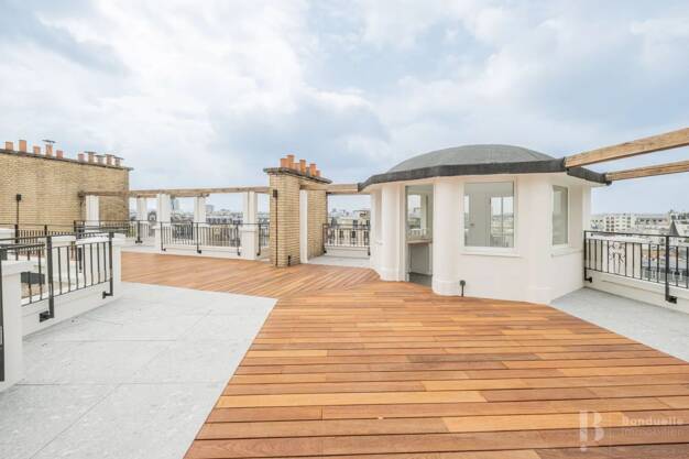 Appartement à louer 12 000 € 5 pièces 4 chambres 142 m² Dernier étage, Étage 7/7 Ecole Militaire Paris 7ème 75007