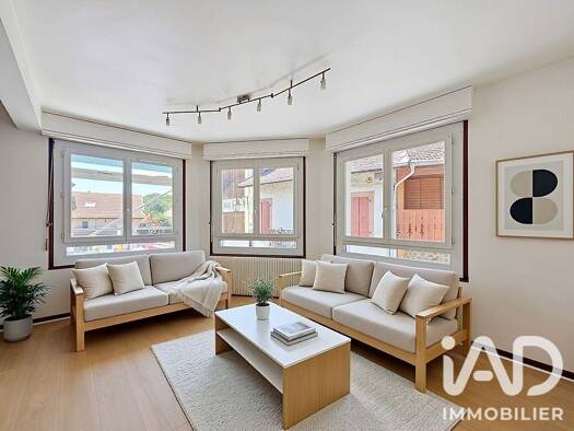 Appartement à vendre 190 000 € 3 pièces 2 chambres 55 m² Étage 1/3 Bonne 74380