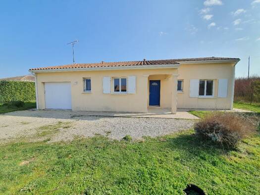 Maison de plain-pied à louer 770 € 4 pièces 3 chambres 86 m² 1 200 m² de terrain Roullet Saint Estephe 16440