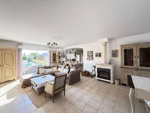 Maison de plain-pied à vendre 305 000 € 5 pièces 4 chambres 147 m² 1 267 m² de terrain Soye en Septaine 18340