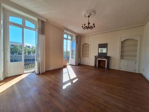 Appartement à vendre 241 000 € 5 pièces 3 chambres 105 m² Étage 1/3 Centre Ville Rive Droite Laval 53000