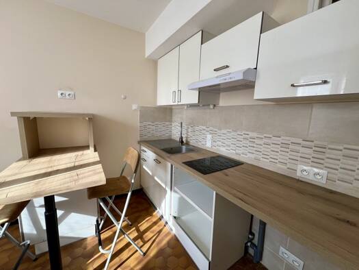 Appartement à louer 700 € 2 pièces 1 chambre 37 m² RDC Nord Est La Ravoire 73490