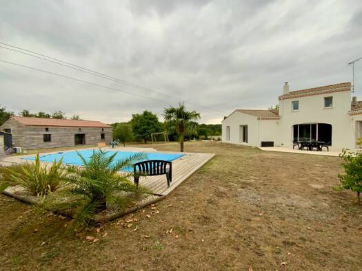 Maison de plain-pied à vendre 378 000 € 5 pièces 4 chambres 155 m² 3 755 m² de terrain Jonzac 17500