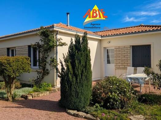 Maison de plain-pied à vendre 198 500 € 5 pièces 4 chambres 106 m² 3 221 m² de terrain Maillé 85420