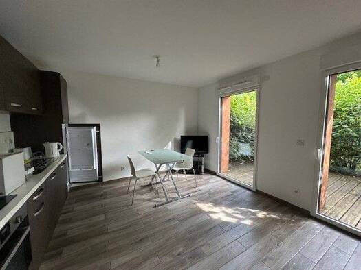 Appartement à louer 1 195 € 1 pièce 29,8 m² RDC Centre Divonne les Bains 01220