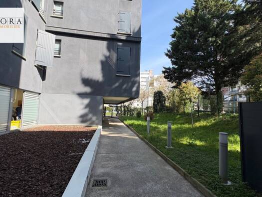 Appartement à louer 2 020 € 4 pièces 3 chambres 77 m² Étage 4/4 Signac-Murs à Pêches Montreuil 93100