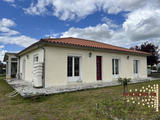 Maison de plain-pied à vendre 148 000 € 4 pièces 3 chambres 118,6 m² 2 261 m² de terrain Viennay 79200