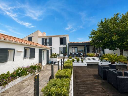 Maison à vendre 1 482 500 € 7 pièces 5 chambres 210 m² 645 m² de terrain La Guérinière 85680