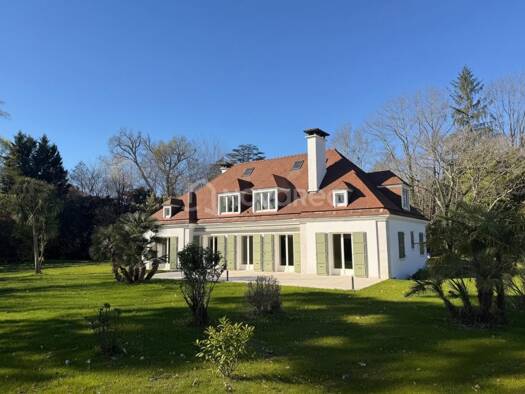 Villa à vendre 1 100 000 € 8 pièces 6 chambres 410 m² 7 312 m² de terrain Pau 64000