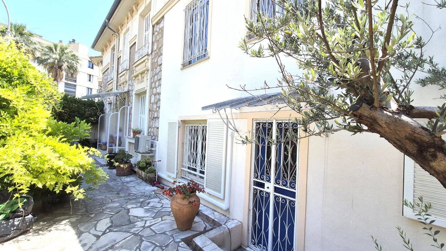 Rare - Maison de ville - Belle époque — 17