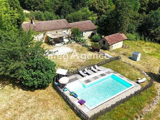 Maison à vendre 455 000 € 6 pièces 3 chambres 203 m² 14 785 m² de terrain Salon 24380