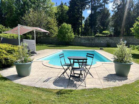 Maison à vendre 332 000 € 9 pièces 5 chambres 249 m² 3 230 m² de terrain Cerizay 79140