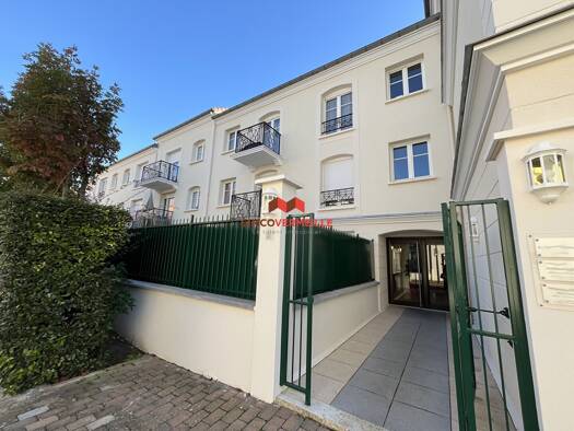 Appartement à louer 755 € 1 pièce 24 m² RDC/2 La Gravière-Centre Village Voisins-le-Bretonneux 78960