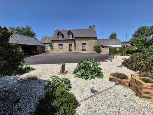 Maison de plain-pied à vendre 161 200 € 4 pièces 2 chambres 103 m² 2 836 m² de terrain Gorron 53120